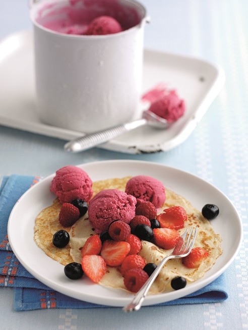 Pancakes with yoghurt berry ice