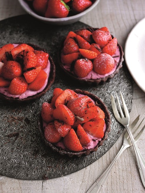 Vegan chocolate strawberry tarts
