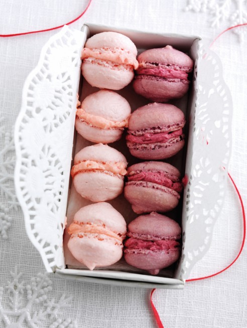 Blackberry and strawberry macaroons