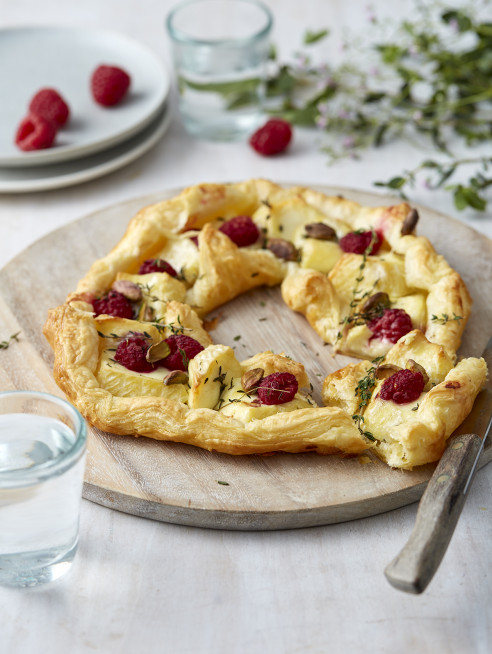 Raspberry & Brie Puff Pastry Wreath